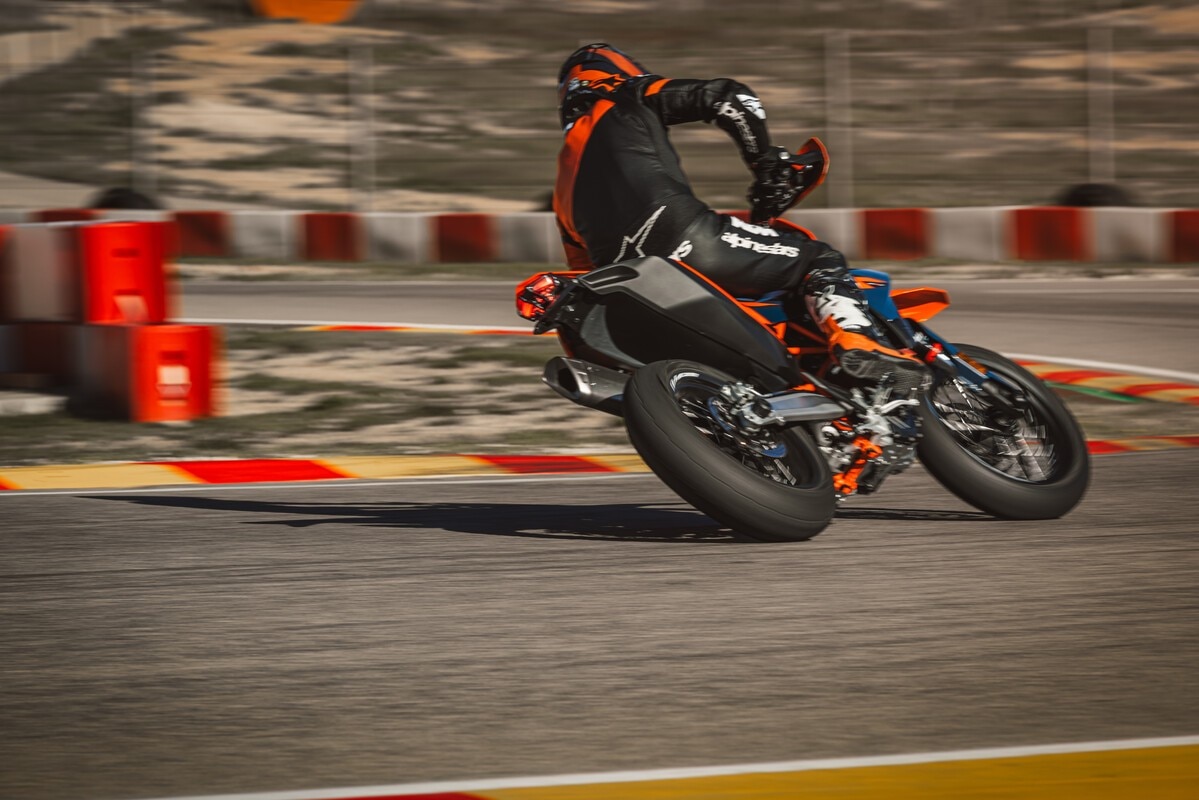 KTM presenta le nuove 690 Enduro R e 690 SMC R 2026